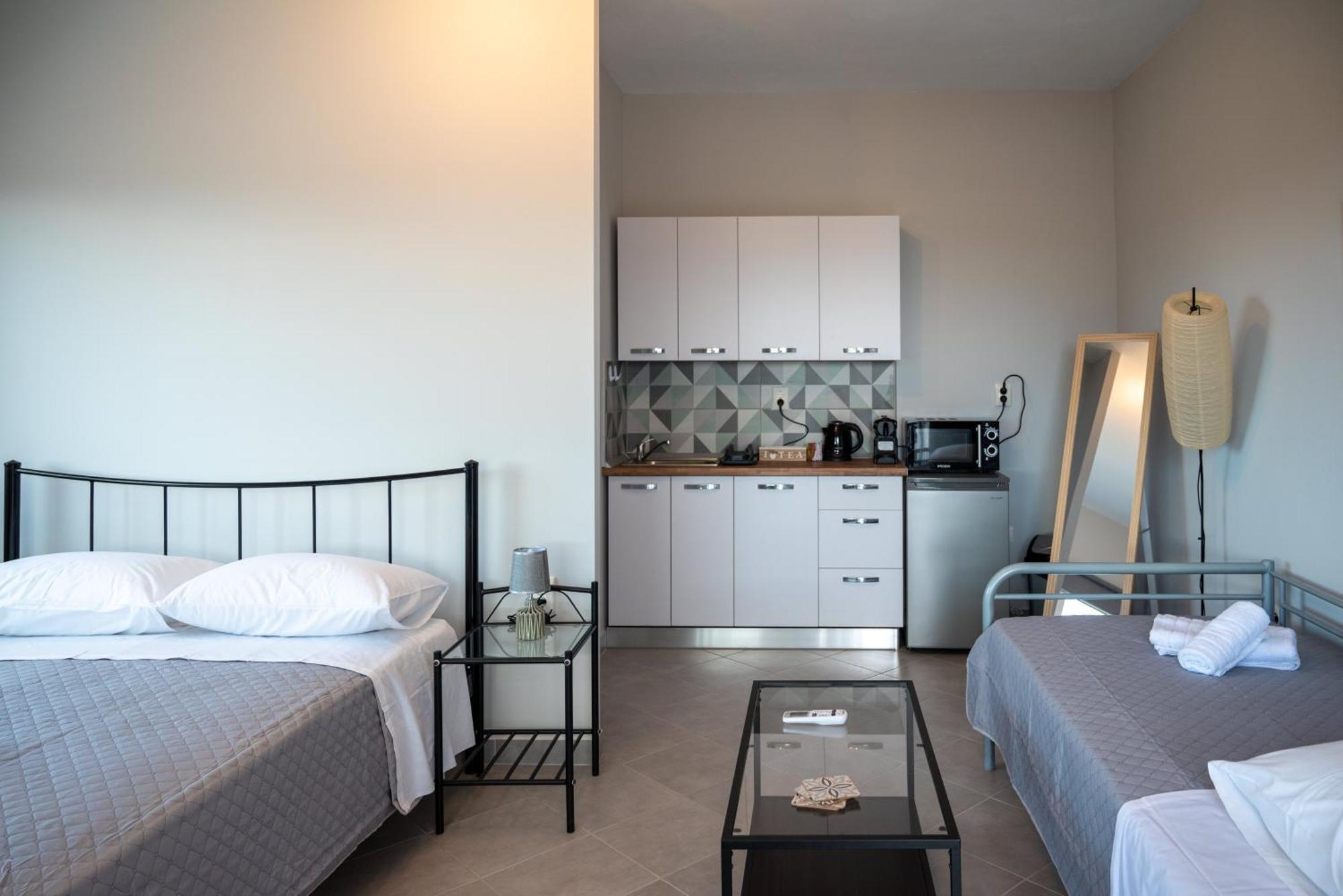 Airport Palmtree Apartments - 15Min From Airport Artemida  Bagian luar foto